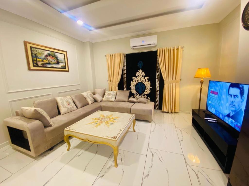Holidazzle Serviced Apartments Bahria Town Rawalpindi Luaran gambar