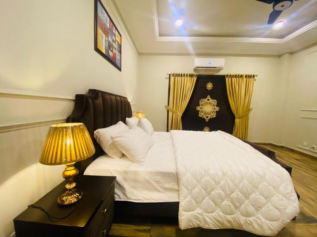 Holidazzle Serviced Apartments Bahria Town Rawalpindi Luaran gambar