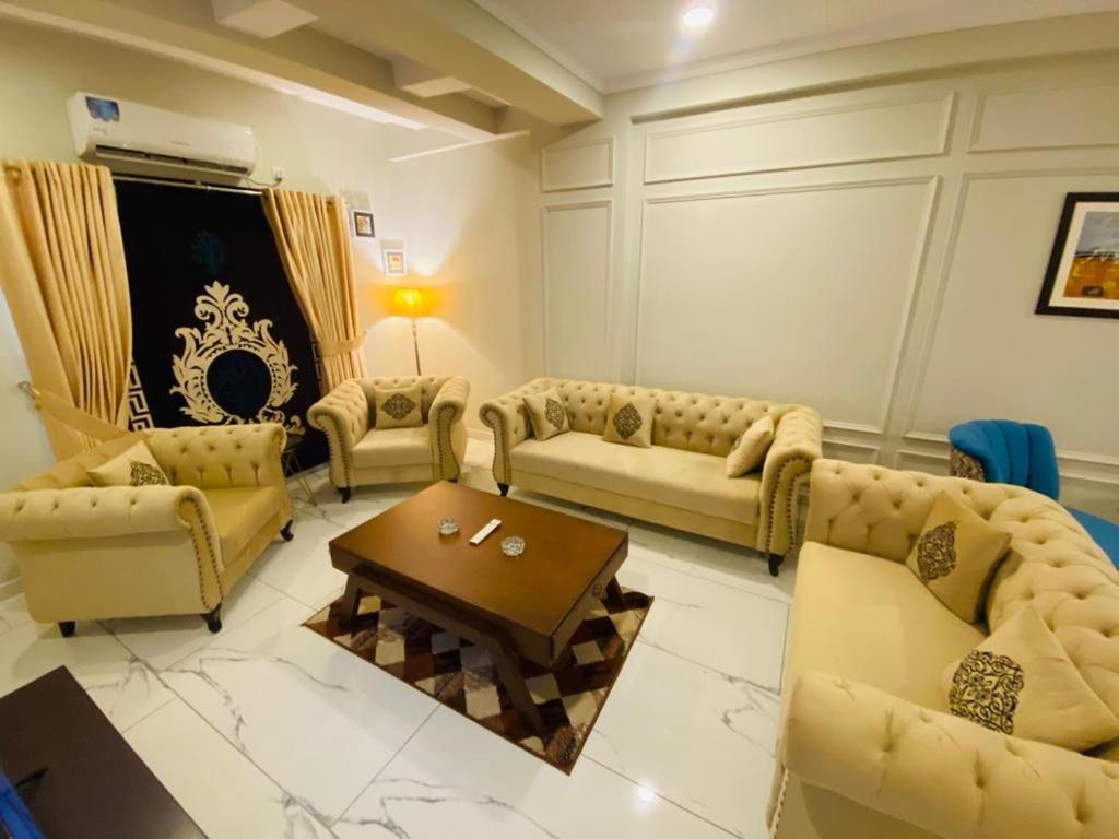 Holidazzle Serviced Apartments Bahria Town Rawalpindi Luaran gambar